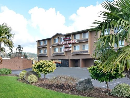 Clackamas Inn & Suites