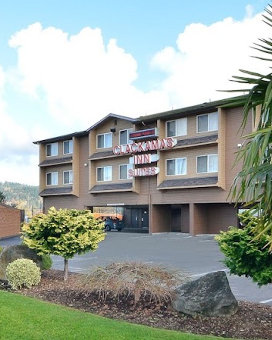 Clackamas Inn & Suites