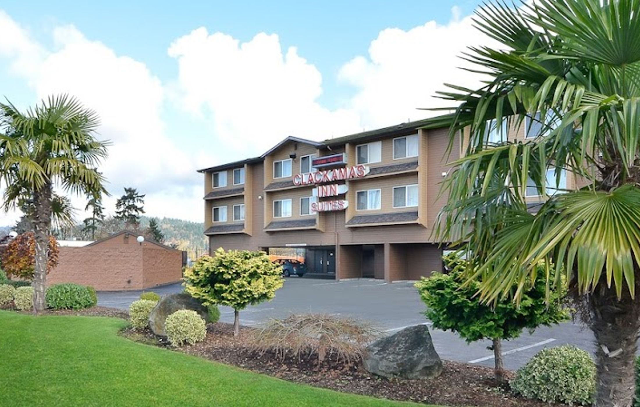 Clackamas Inn & Suites