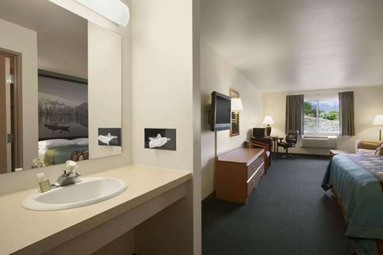 Photo of Super 8 by Wyndham Salmon