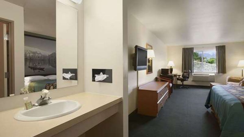 Photo of Super 8 by Wyndham Salmon