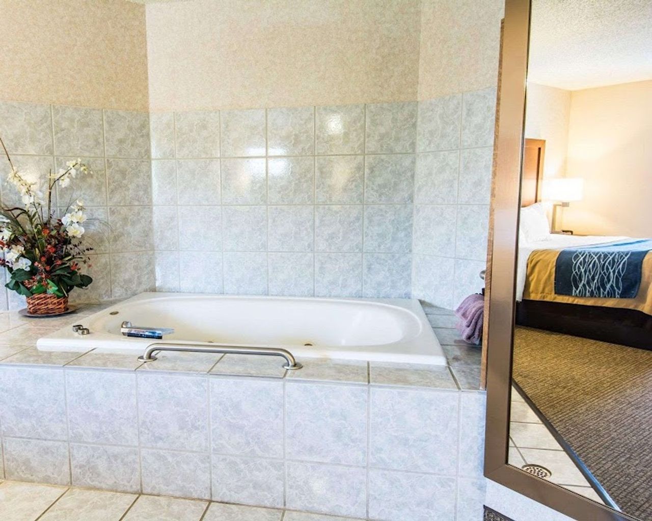 Photo of Quality Inn - In-room jetted tub