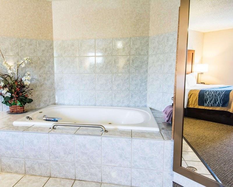 Photo of Quality Inn - In-room jetted tub