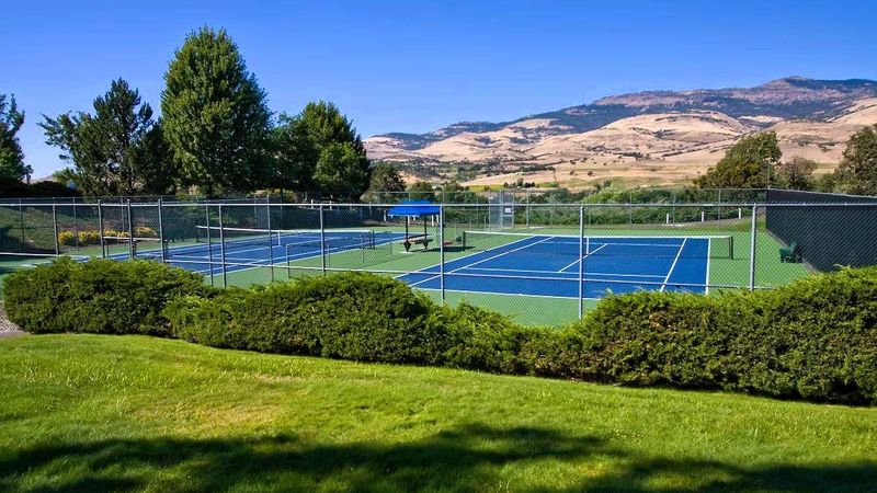Ashland Hills Hotel & Suites and Convention Center - Tennis court