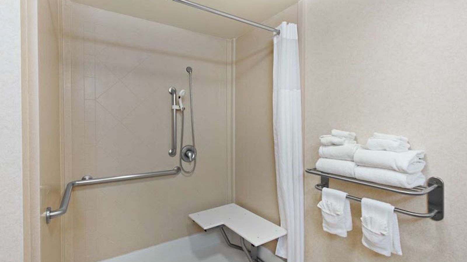 Photo of Hampton Inn & Suites Oakland Airport-Alameda