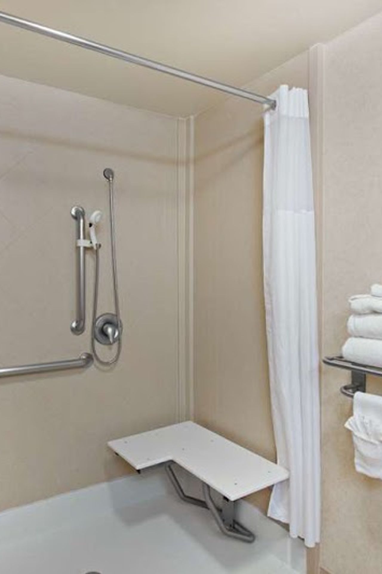 Photo of Hampton Inn & Suites Oakland Airport-Alameda