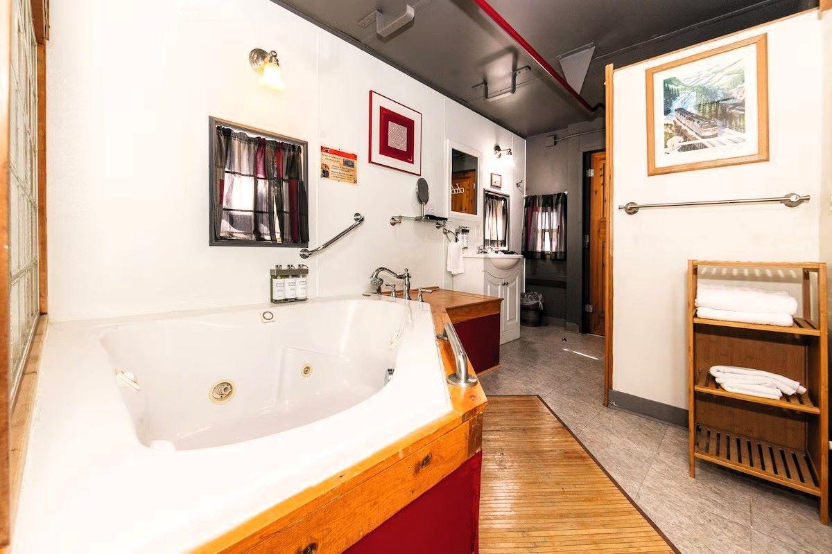 Iron Horse Inn Bed & Breakfast - The Southern Pacific Caboose Bathroom