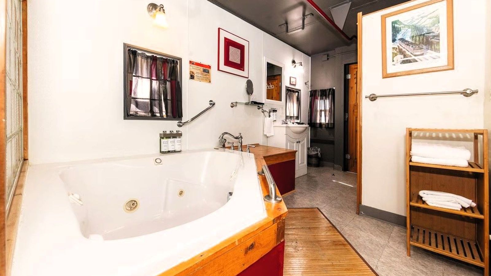 Iron Horse Inn Bed & Breakfast - The Southern Pacific Caboose Bathroom
