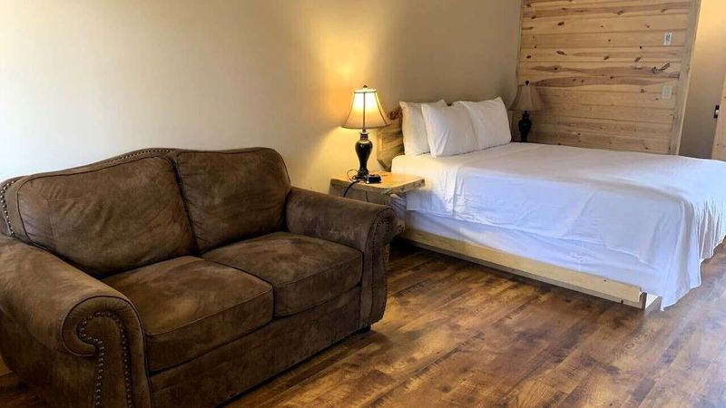 Methow River Lodge and Cabins - Suite, One Queen Bed