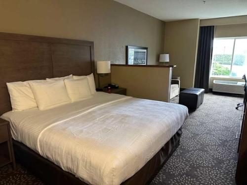 Photo of Best Western Columbia River Waterfront Hotel Astoria - Room, King bed, Sofa, Seating area