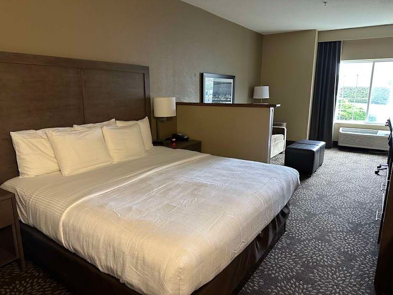 Photo of Best Western Columbia River Waterfront Hotel Astoria - Room, King bed, Sofa, Seating area
