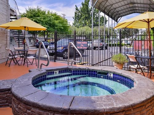 Photo of Campus Inn & Suites Eugene Downtown - Outdoor Hot Tub