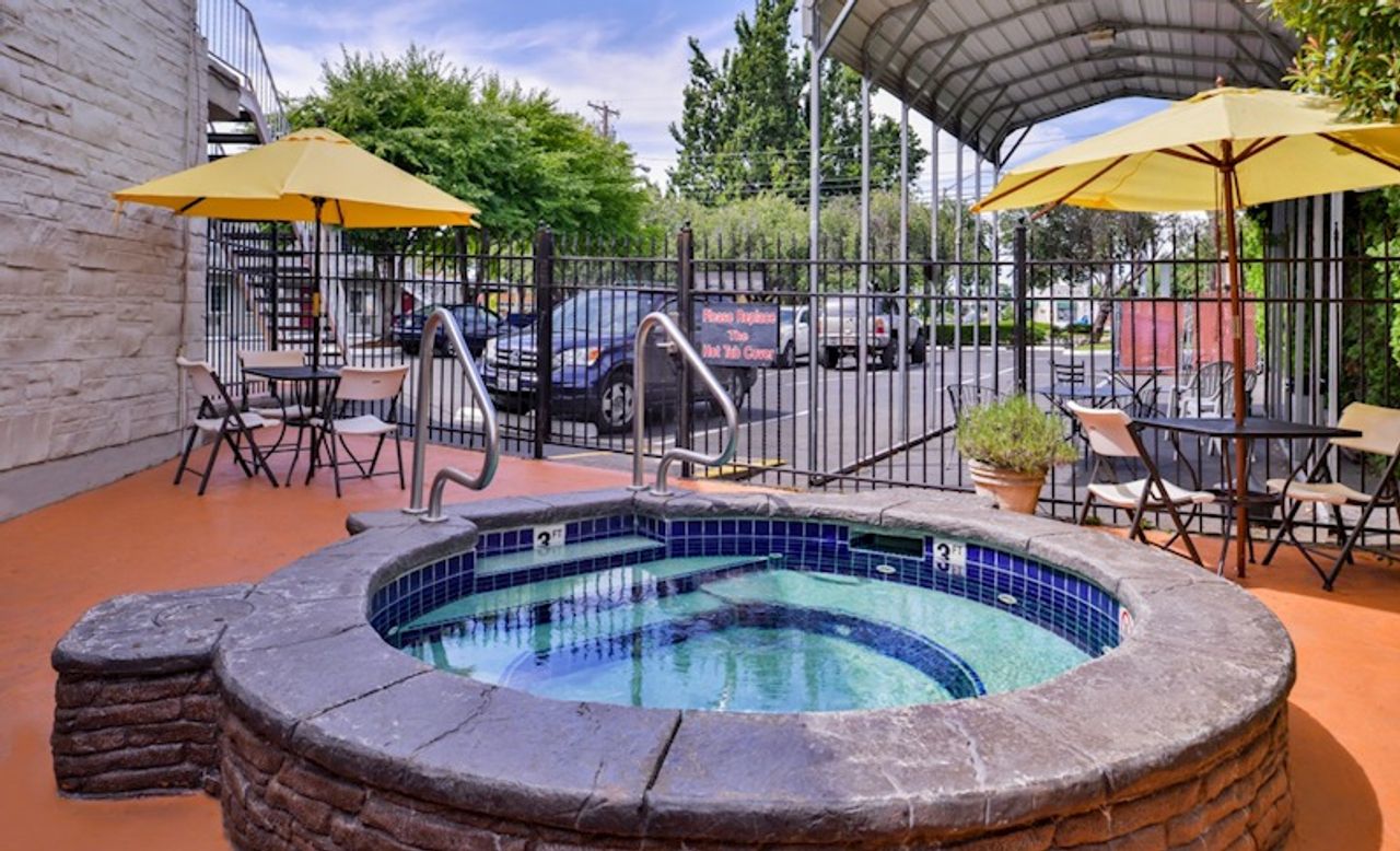 Photo of Campus Inn & Suites Eugene Downtown - Outdoor Hot Tub