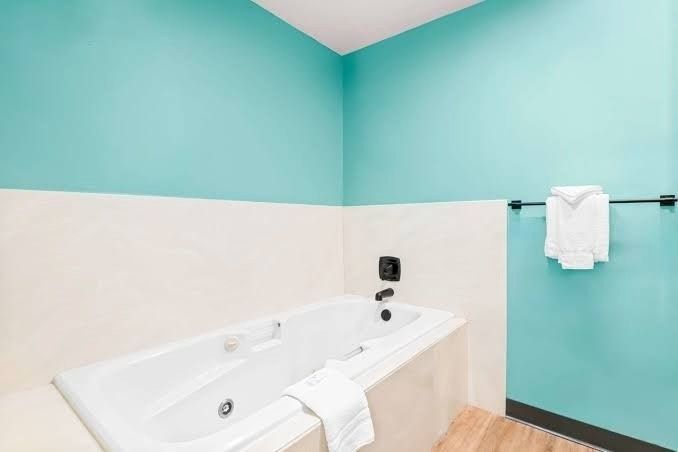 Photo of Maverick Hotel Eugene Near University, Ascend Hotel Collection - Private Jetted Tub