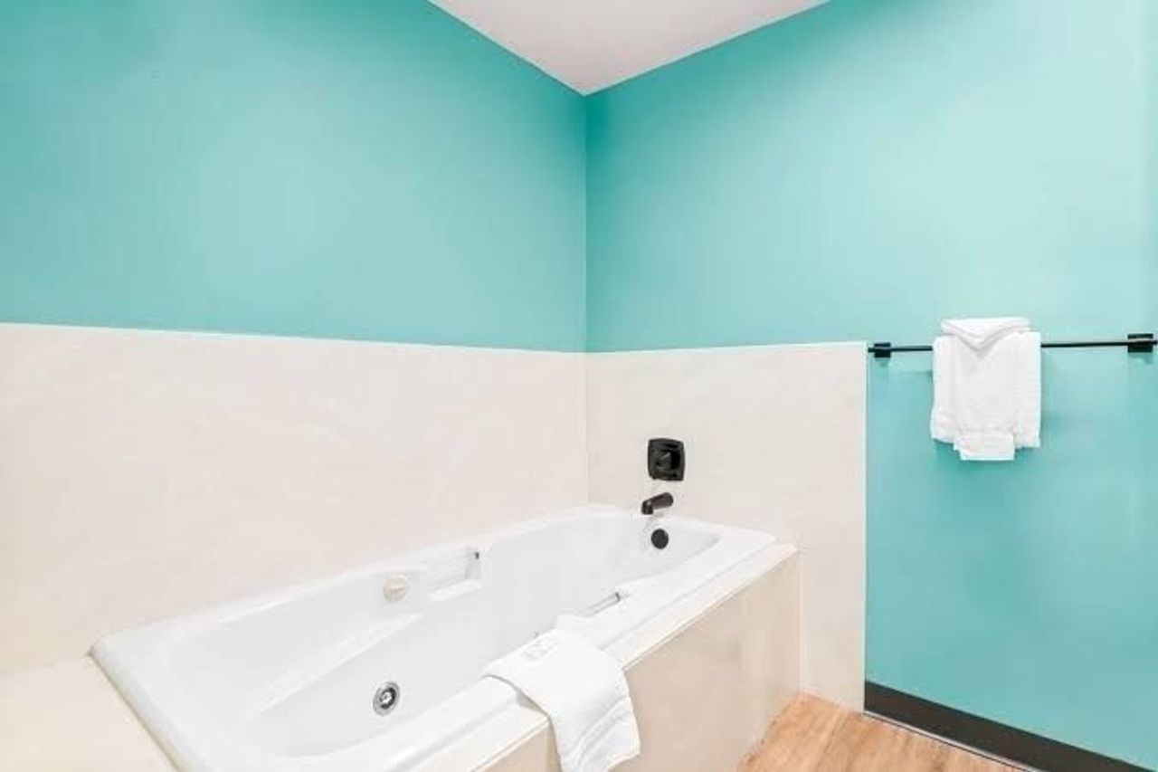 Photo of Maverick Hotel Eugene Near University, Ascend Hotel Collection - Private Jetted Tub