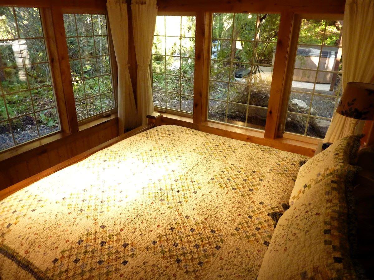 Copper Creek Inn Restaurant & Lodging - Muir Cabin Bedroom