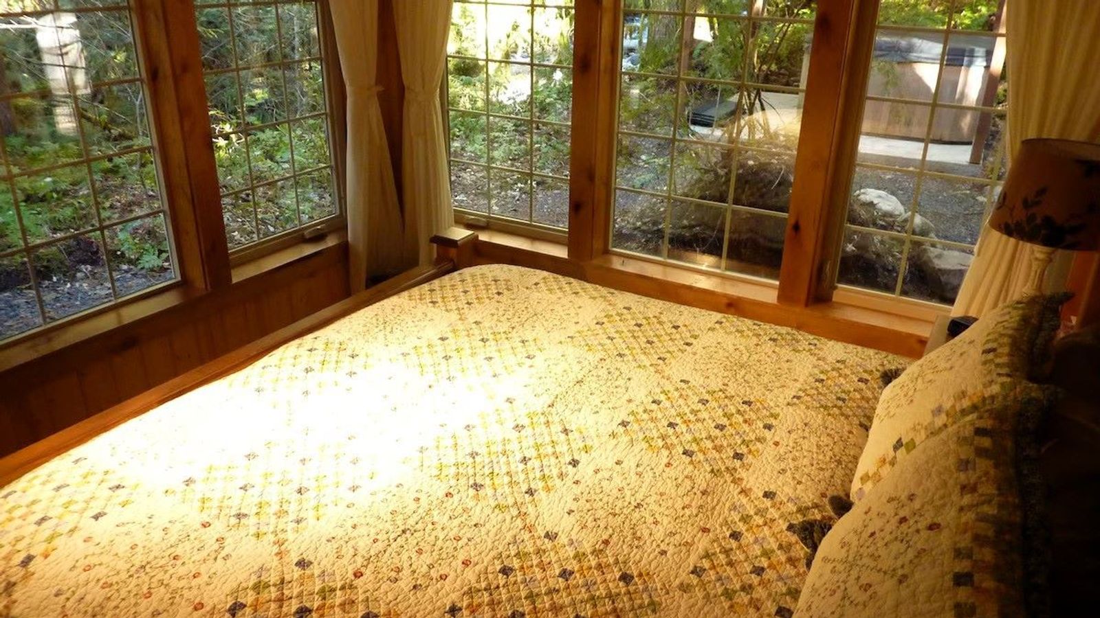 Copper Creek Inn Restaurant & Lodging - Muir Cabin Bedroom