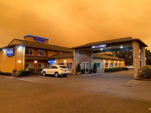 Photo of Travelodge Suites by Wyndham Newberg - Exterior, Property Entrance