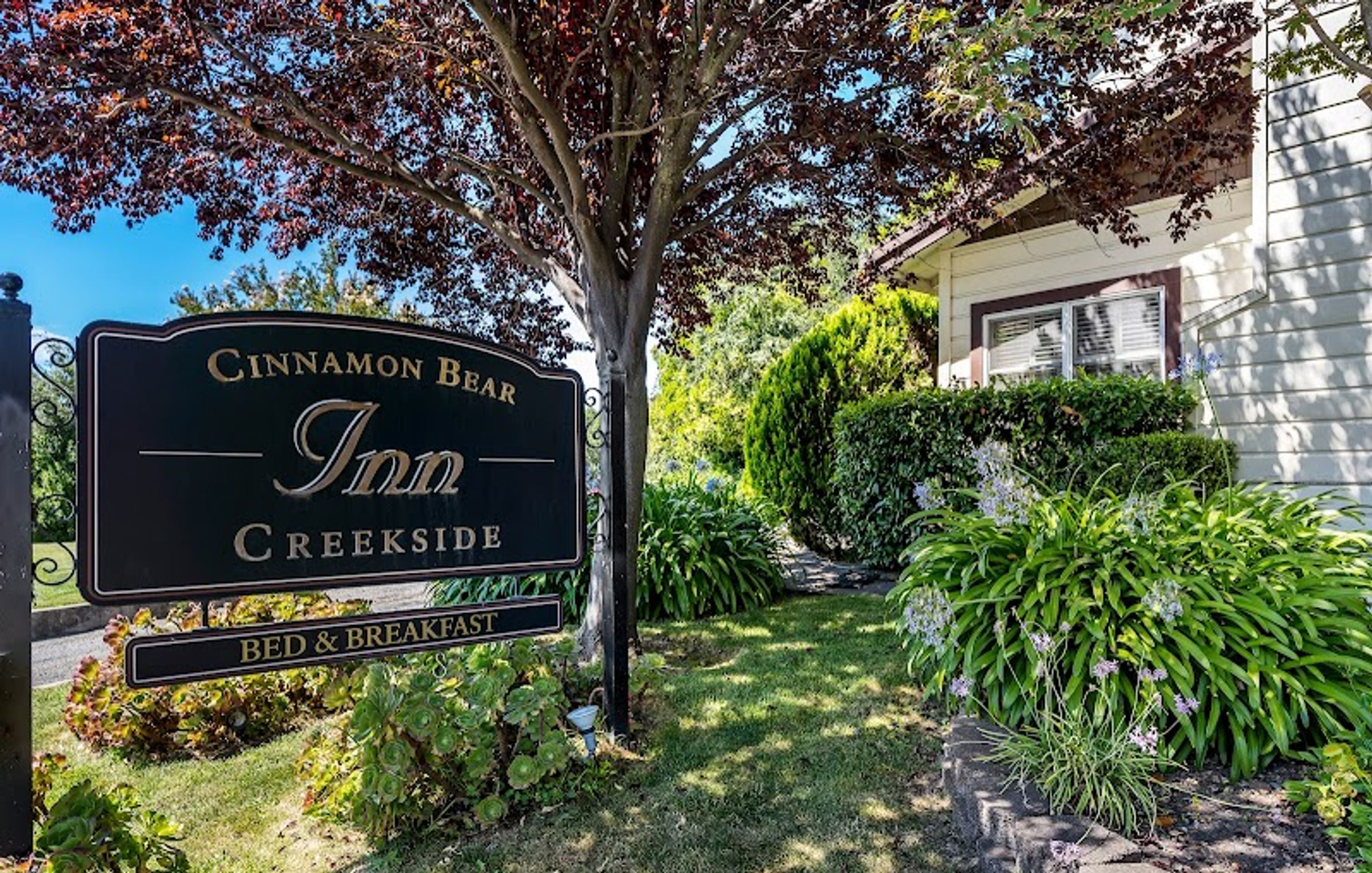 Cinnamon Bear Creekside Inn