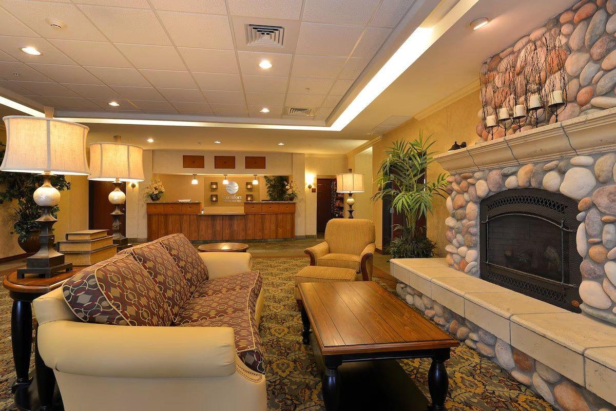 Comfort Inn & Suites McMinnville Wine Country Lobby