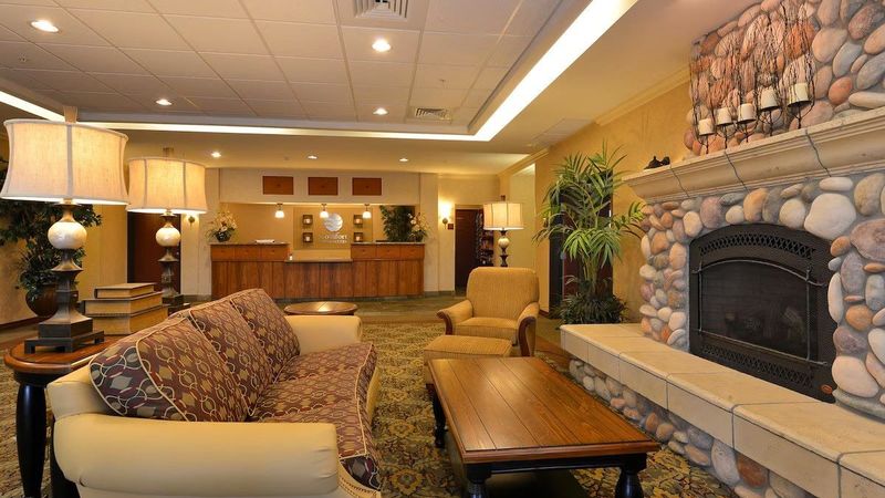 Comfort Inn & Suites McMinnville Wine Country Lobby