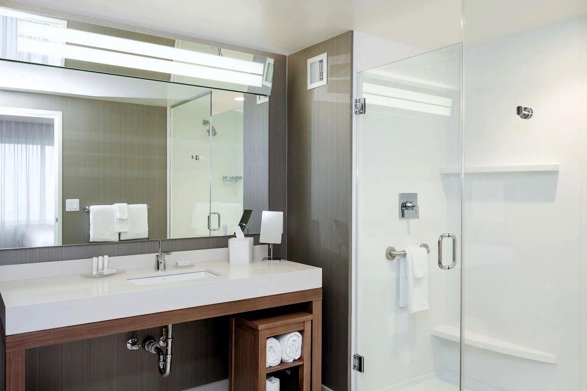 Courtyard by Marriott Walla Walla - Bathroom