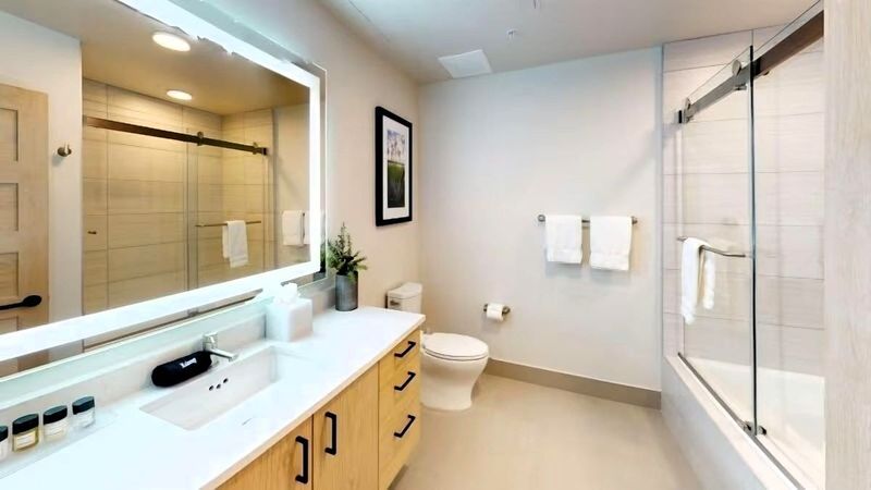 Tamarack Resort - Village Studio, Bathroom with combined shower(tub), free toiletries, hair dryer, towels