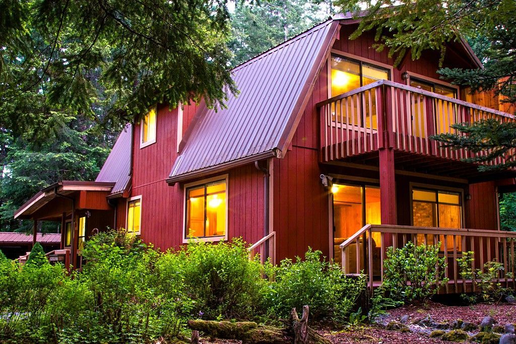Almost Paradise Lodging at Mt. Rainier - Meadow Cabin
