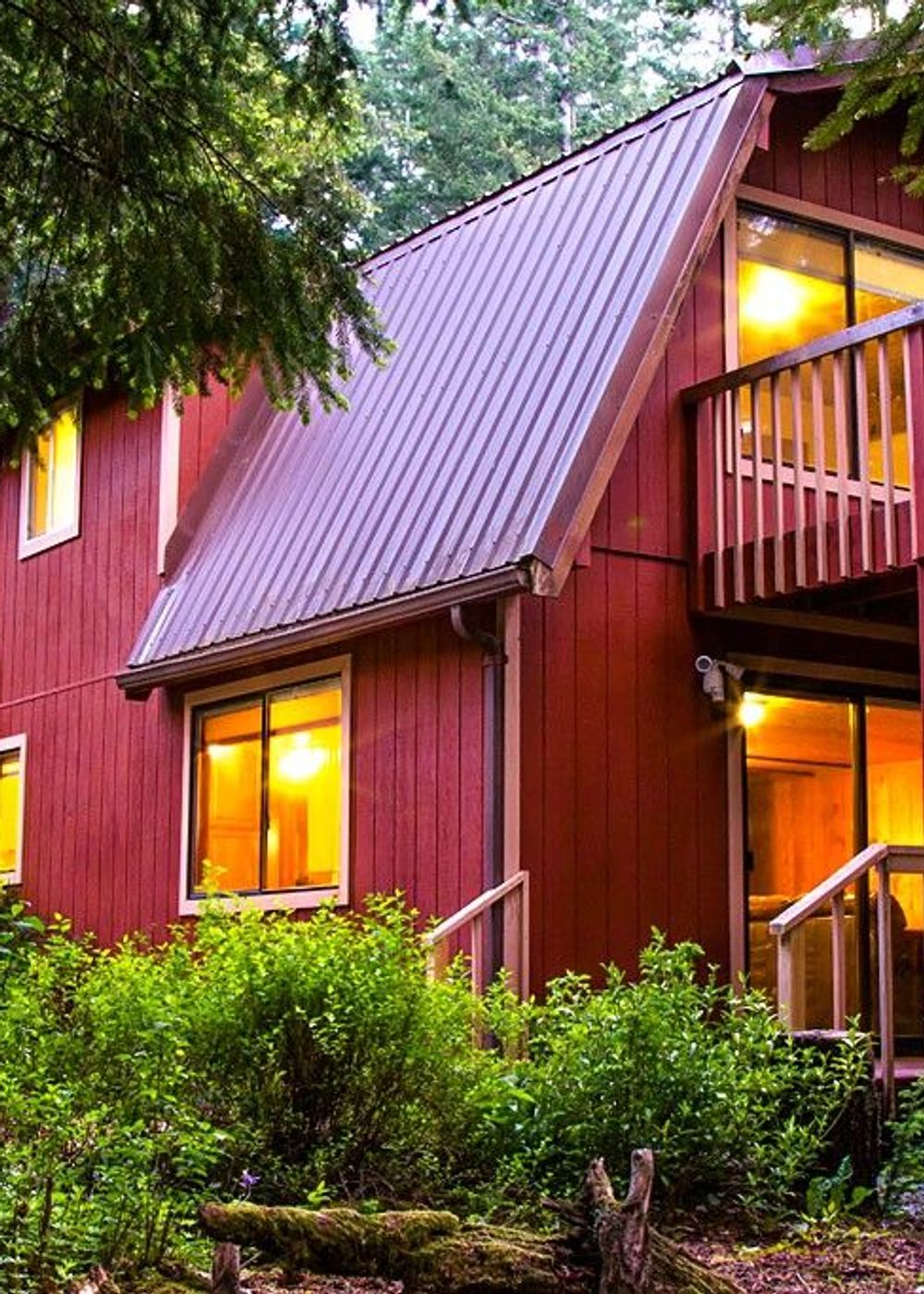 Almost Paradise Lodging at Mt. Rainier - Meadow Cabin