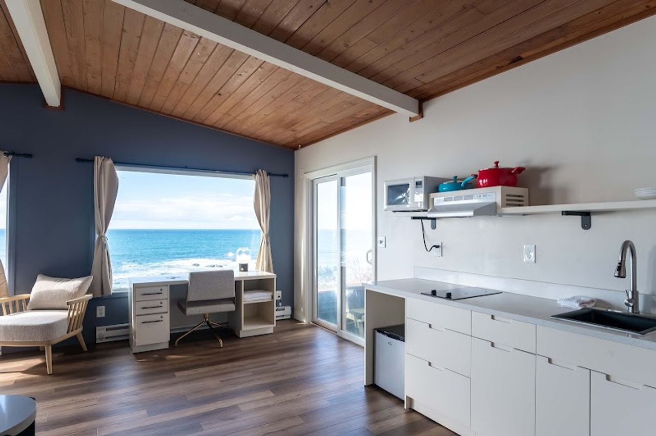 Photo of Seagull Beachfront Inn - Room, kitchenette, Desc