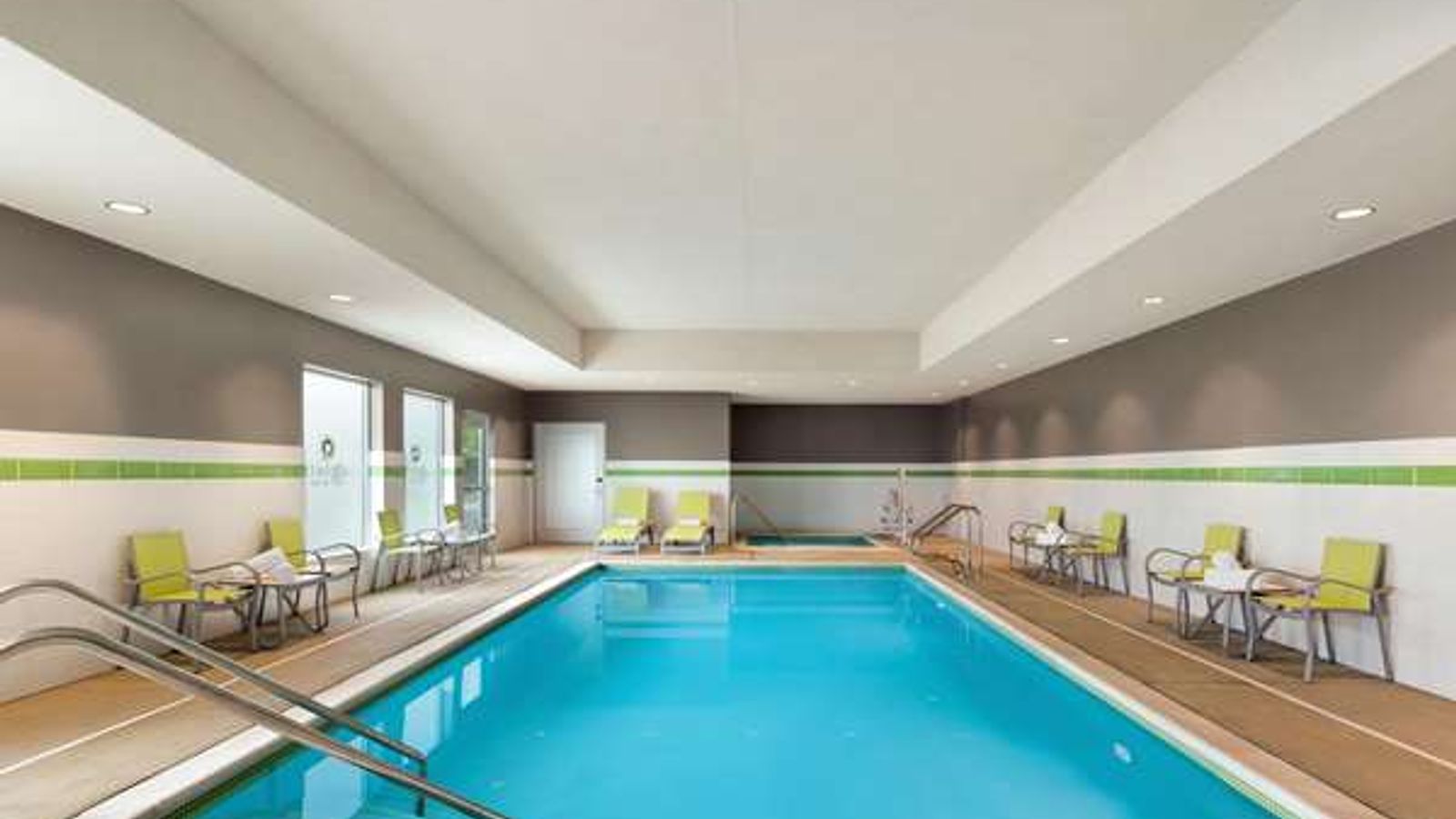 Photo of La Quinta Inn & Suites by Wyndham Burlington