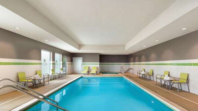 Photo of La Quinta Inn & Suites by Wyndham Burlington