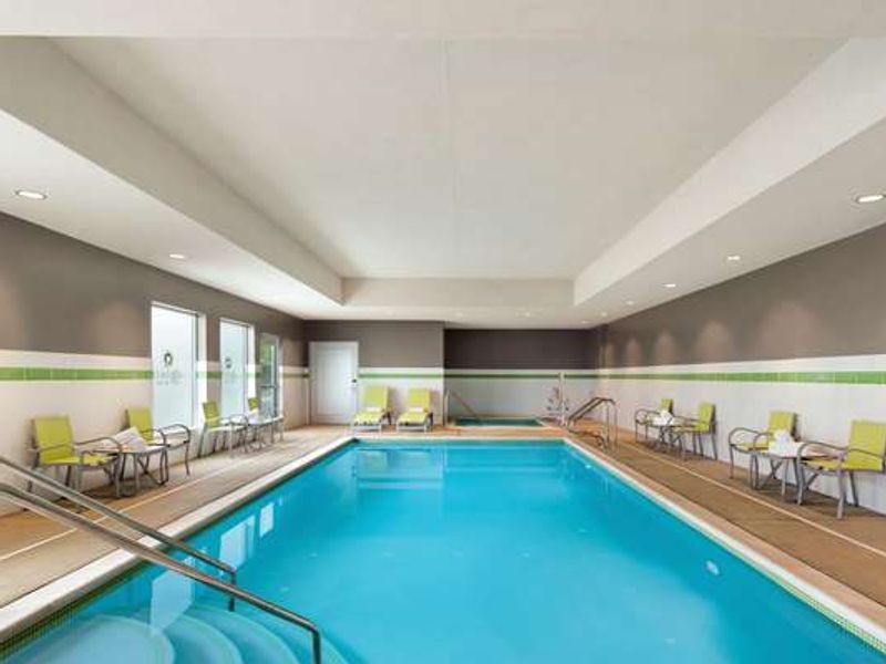 Photo of La Quinta Inn & Suites by Wyndham Burlington
