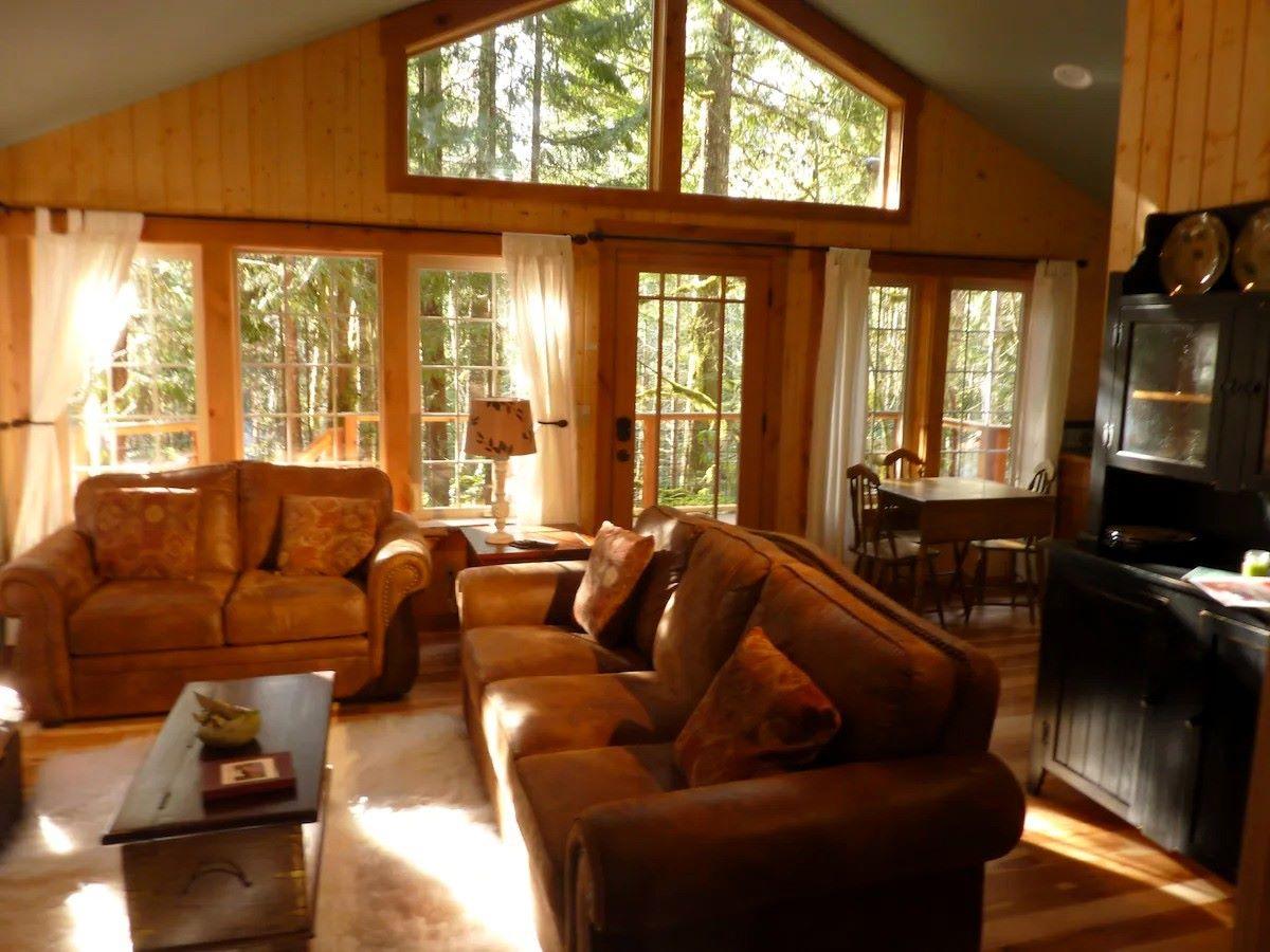 Copper Creek Inn Restaurant & Lodging - Muir Cabin Living Room