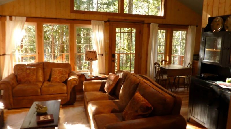 Copper Creek Inn Restaurant & Lodging - Muir Cabin Living Room