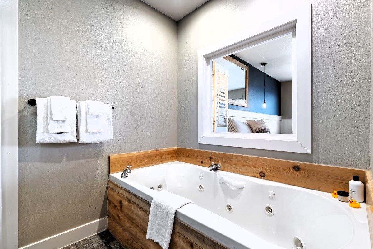 Boardwalk Cottages - Deluxe Studio with Jetted Tub, Bathroom