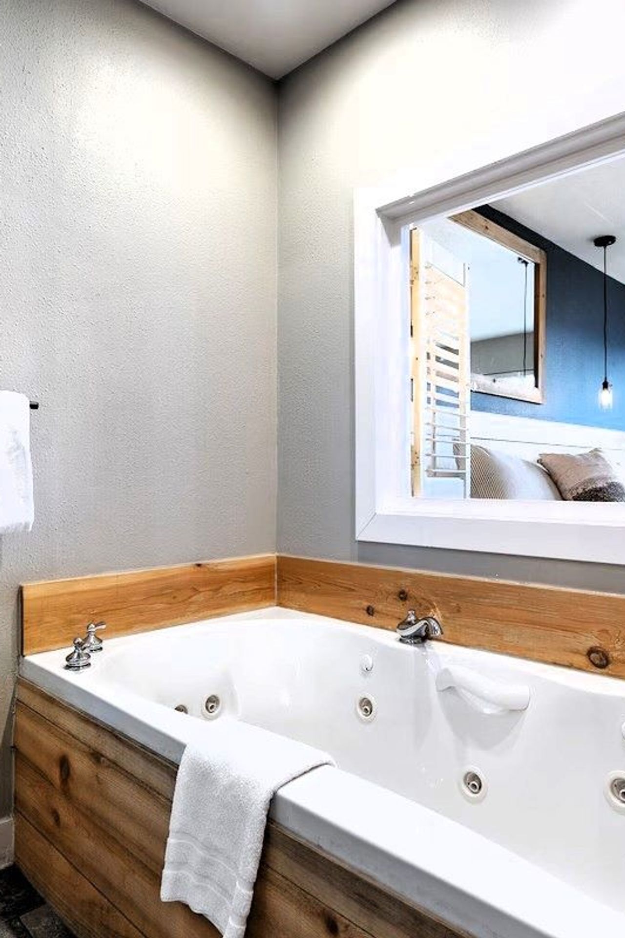 Boardwalk Cottages - Deluxe Studio with Jetted Tub, Bathroom