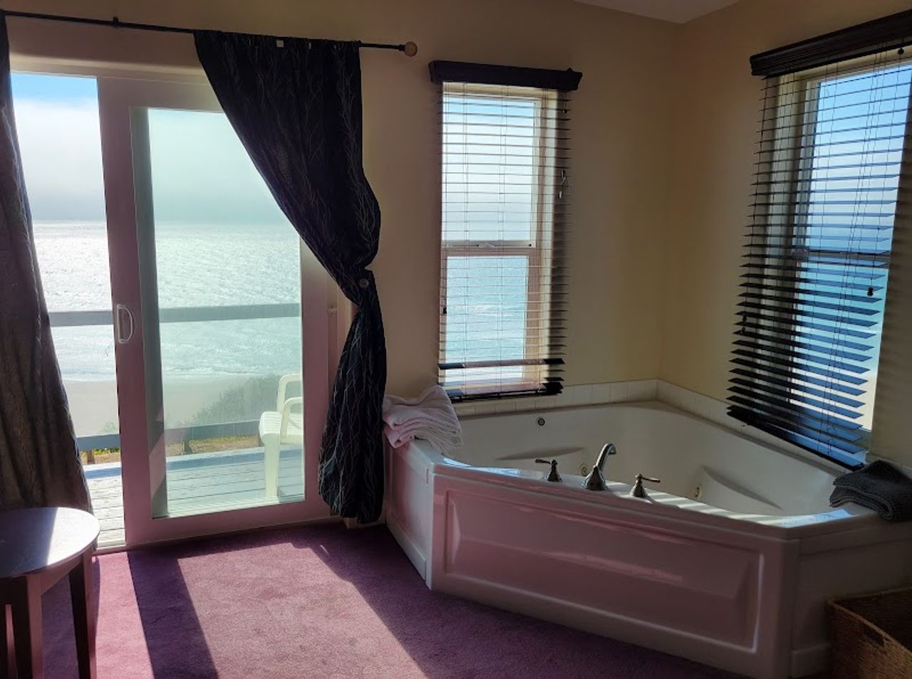 Seahorse Oceanfront Lodging - Private in-room jetted tub