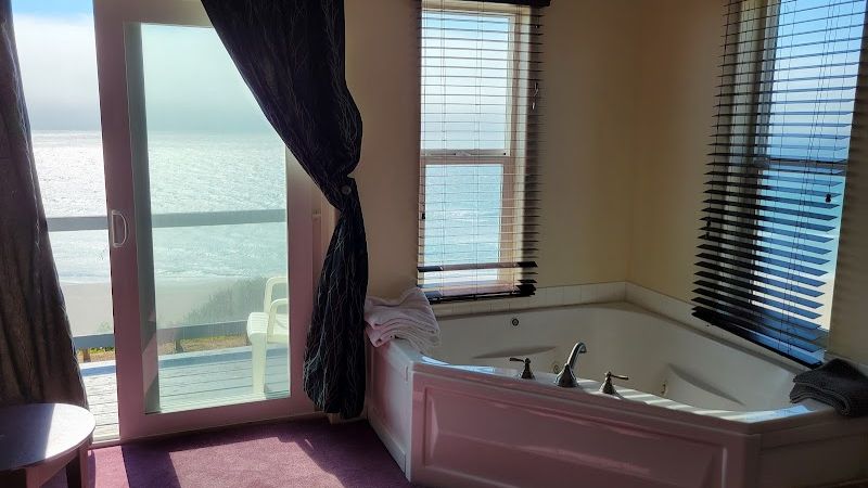 Seahorse Oceanfront Lodging - Private in-room jetted tub