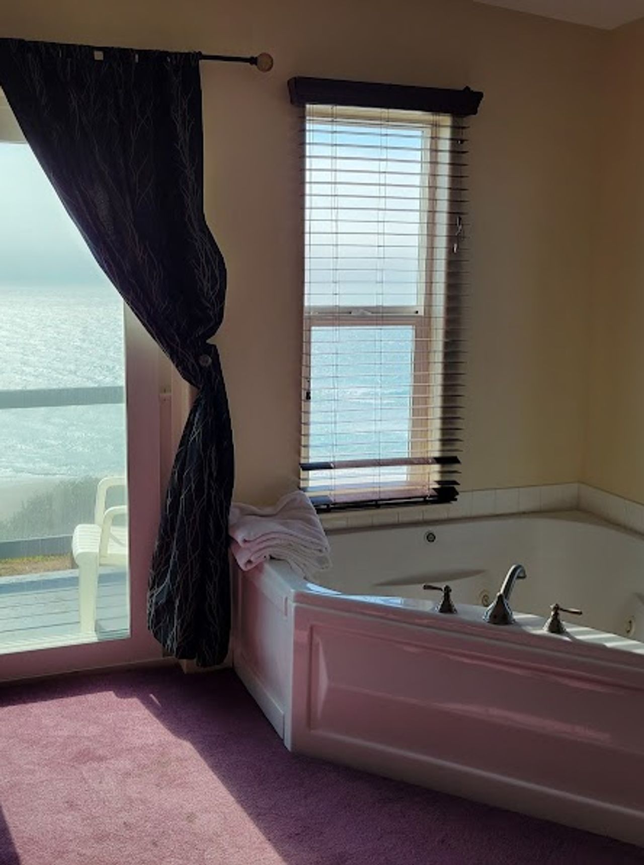 Seahorse Oceanfront Lodging - Private in-room jetted tub