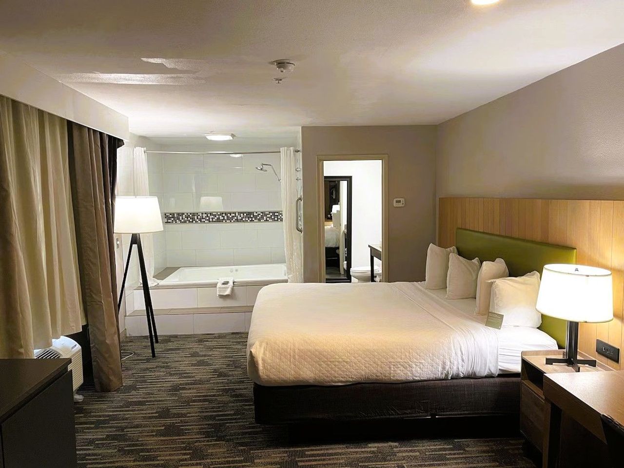 Country Inn & Suites by Radisson, Bakersfield, CA - In-room whirlpool suite