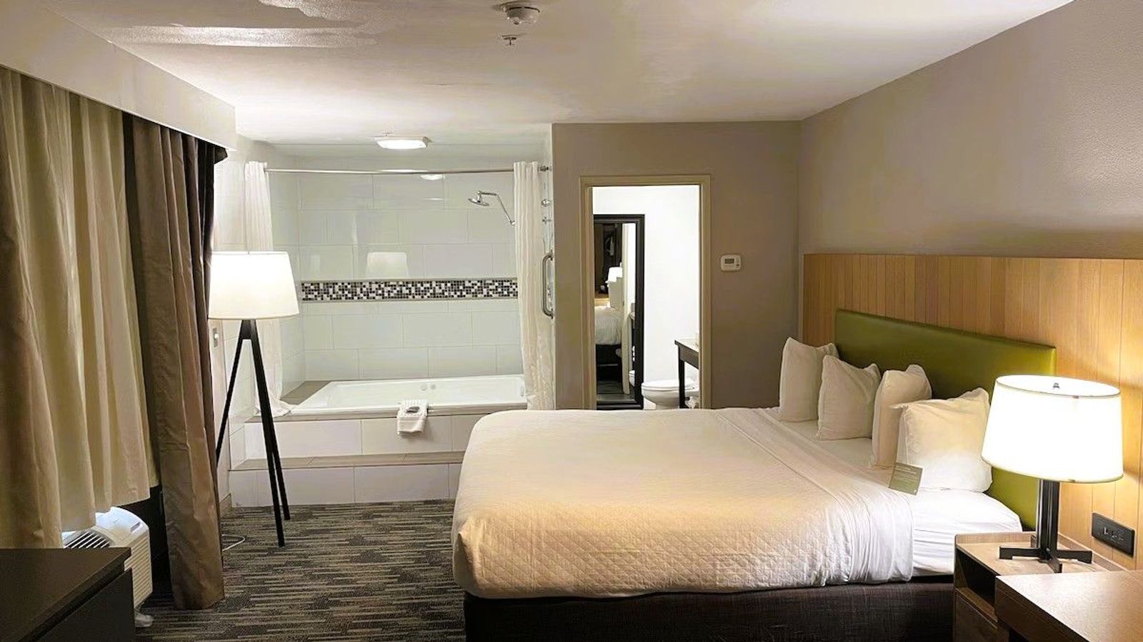 Country Inn & Suites by Radisson, Bakersfield, CA - In-room whirlpool suite