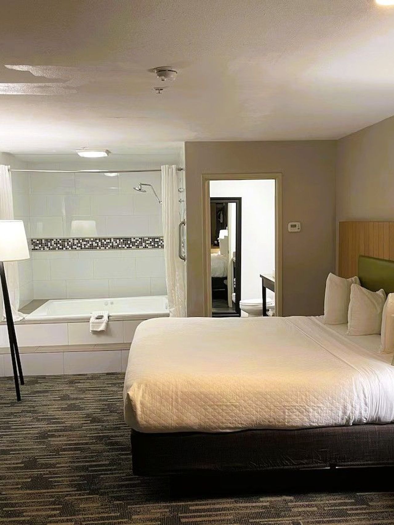 Country Inn & Suites by Radisson, Bakersfield, CA - In-room whirlpool suite