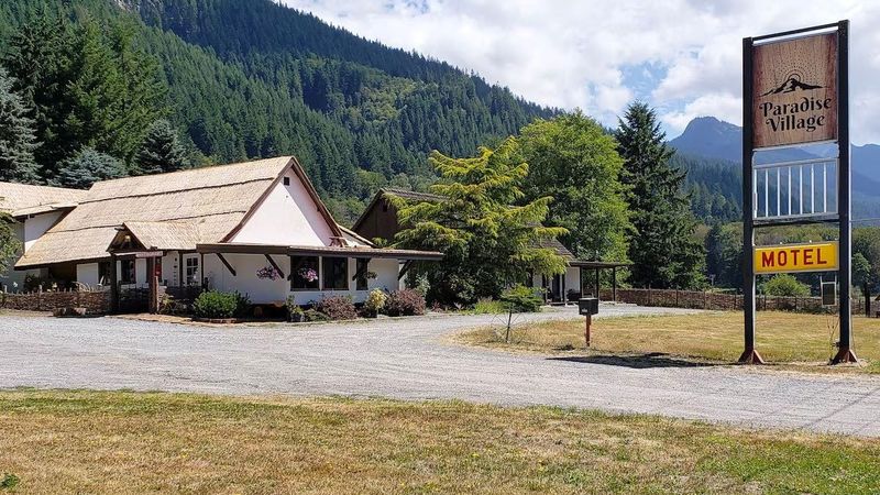 Paradise Village Hotel & Restaurant