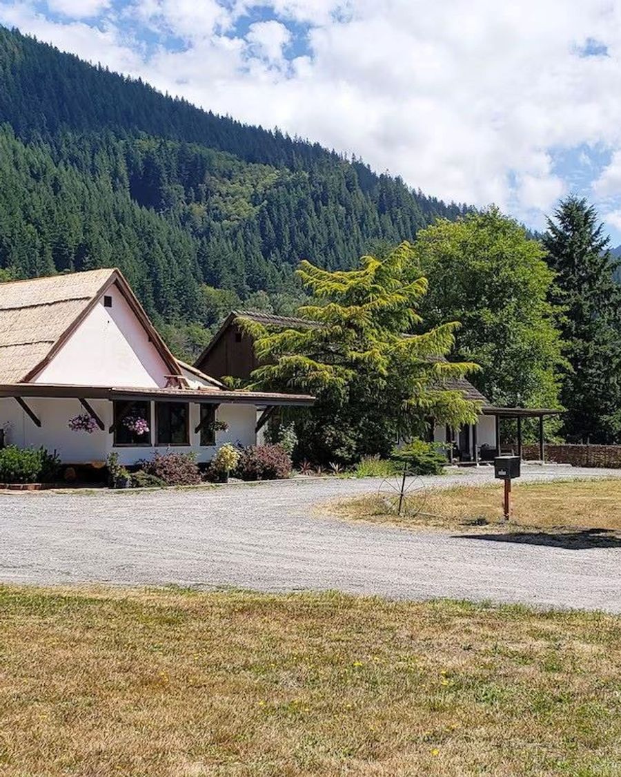 Paradise Village Hotel & Restaurant