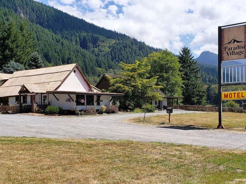 Paradise Village Hotel & Restaurant