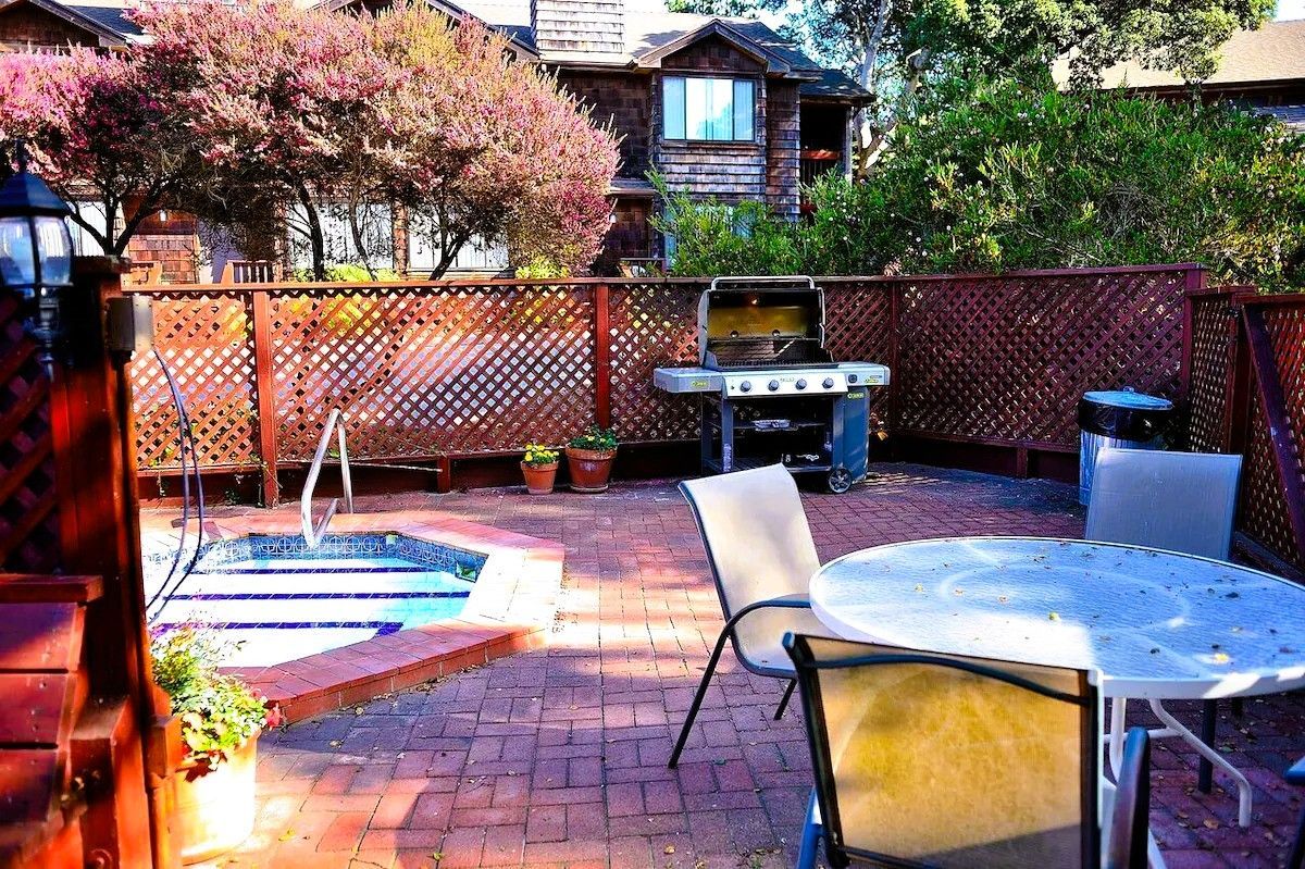 Pacific Gardens Inn - Outdoor Hot Tub, BBQ facilities