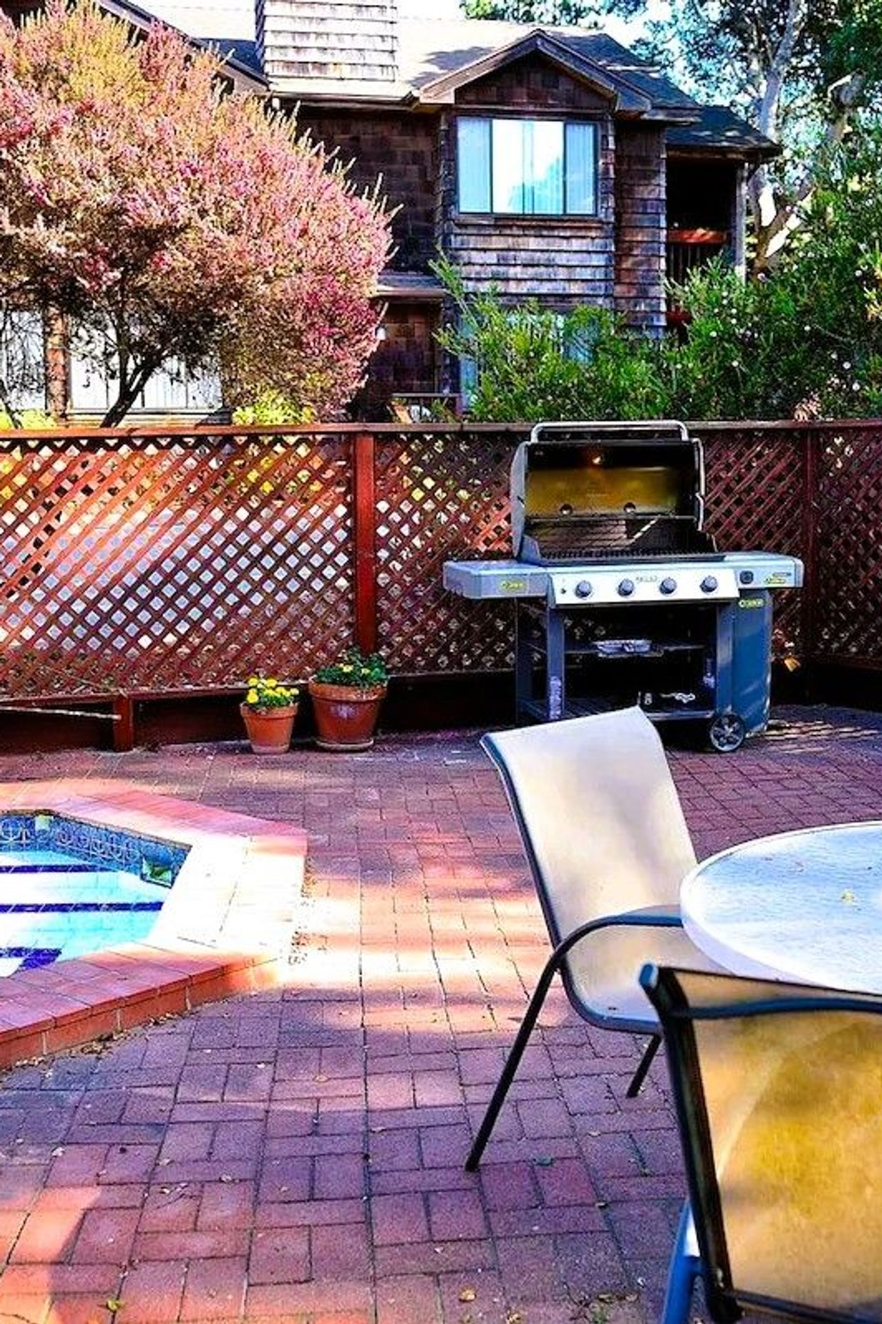 Pacific Gardens Inn - Outdoor Hot Tub, BBQ facilities