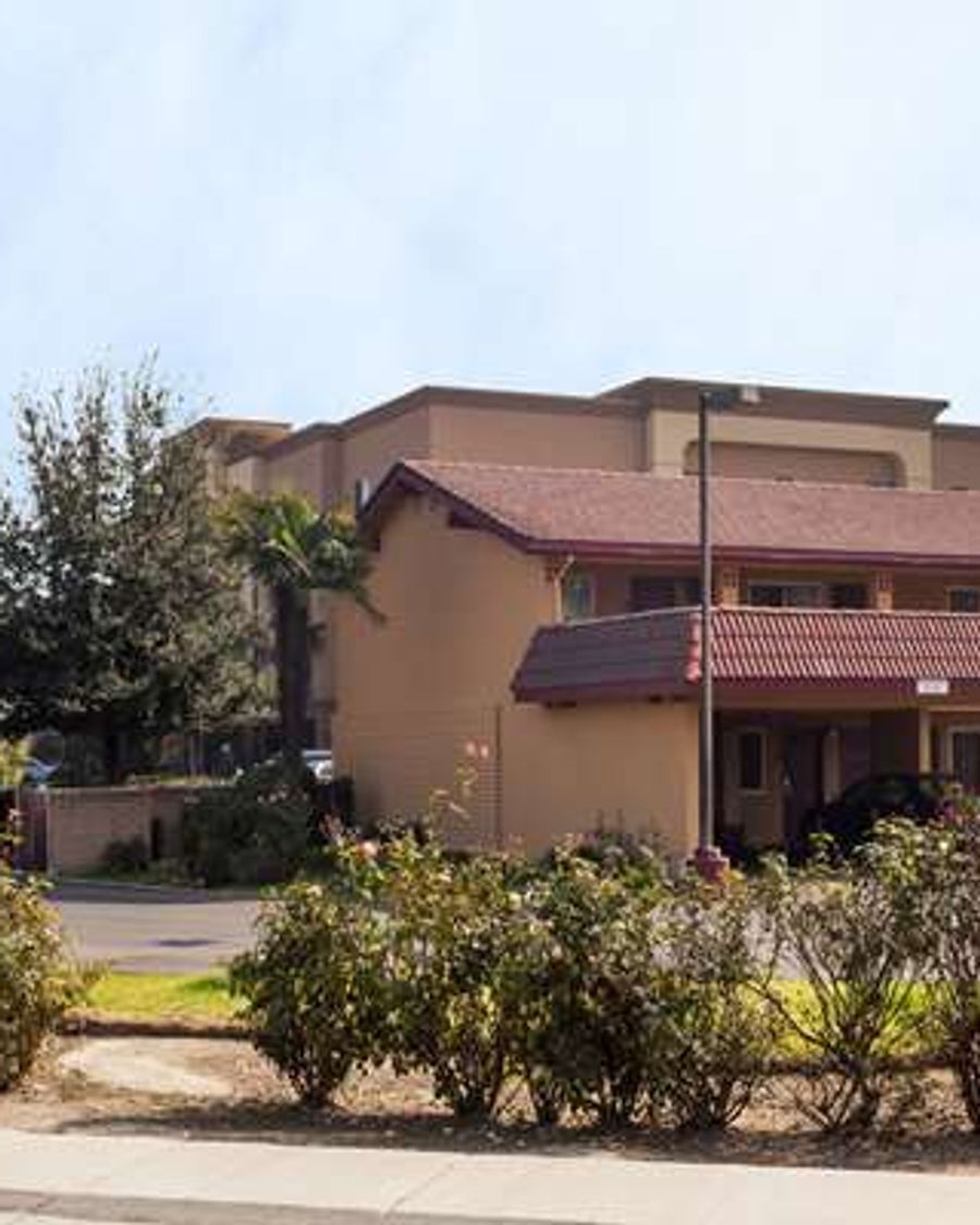 Super 8 by Wyndham Visalia