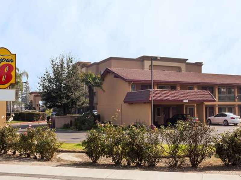 Super 8 by Wyndham Visalia